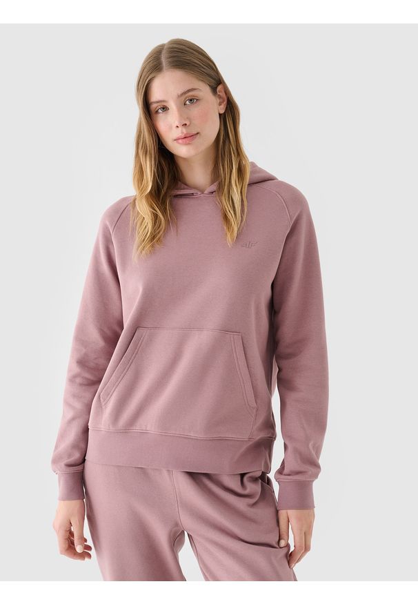 4f - 4F Bluza dresowa nierozpinana z kapturem damska - różowa M. Okazja: na co dzień. Typ kołnierza: kaptur. Kolor: różowy. Materiał: dresówka. Długość rękawa: raglanowy rękaw. Wzór: gładki, ze splotem. Styl: sportowy, casual