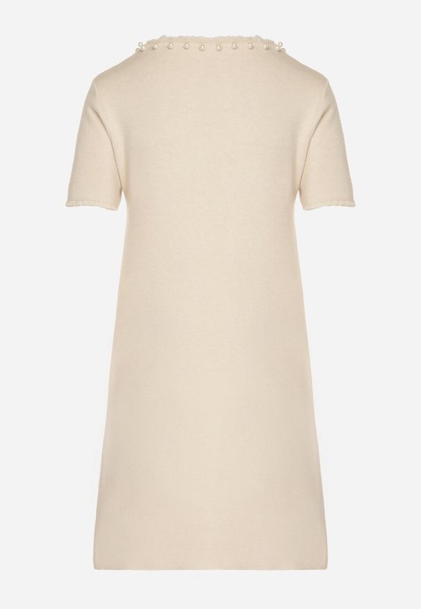 Born2be - Jasnobeżowa Trapezowa Sukienka Sweterkowa Ozdobiona Perełkami Eletusa. Okazja: na co dzień. Kolor: beżowy. Wzór: aplikacja. Typ sukienki: trapezowe. Styl: casual, elegancki. Długość: midi