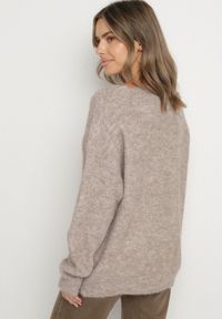 Born2be - Brązowy Sweter z Dodatkiem Wełny i Trójkątnym Dekoltem Esmina. Okazja: na co dzień. Kolor: brązowy. Materiał: wełna. Styl: elegancki, casual, klasyczny