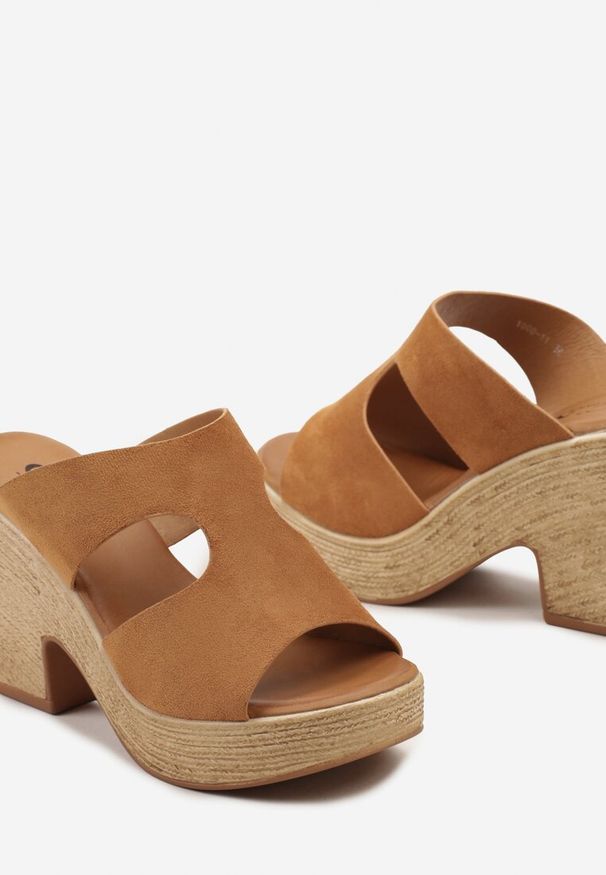Renee - Brązowe Wsuwane Klapki na Obcasie i Platformie z Wyciętym Paskiem Teasel. Okazja: na co dzień. Nosek buta: otwarty. Kolor: brązowy. Materiał: jeans. Sezon: lato. Obcas: na obcasie. Styl: elegancki, casual. Wysokość obcasa: średni