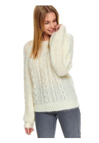 TOP SECRET - Puszysty sweter z warkoczami. Kolekcja: plus size. Kolor: kremowy. Materiał: dzianina, jeans. Wzór: ze splotem. Sezon: zima, jesień. Styl: elegancki #2