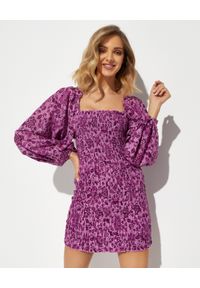 FREE PEOPLE - Fioletowa sukienka mini. Kolor: różowy, wielokolorowy, fioletowy. Materiał: bawełna. Typ sukienki: dopasowane. Długość: mini #1