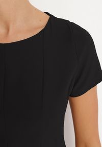 Born2be - Czarna Rozkloszowana Sukienka z Krótkim Rękawem i Ozdobnymi Przeszyciami Meporea. Okazja: na co dzień. Kolor: czarny. Długość rękawa: krótki rękaw. Styl: elegancki, casual, klasyczny #5