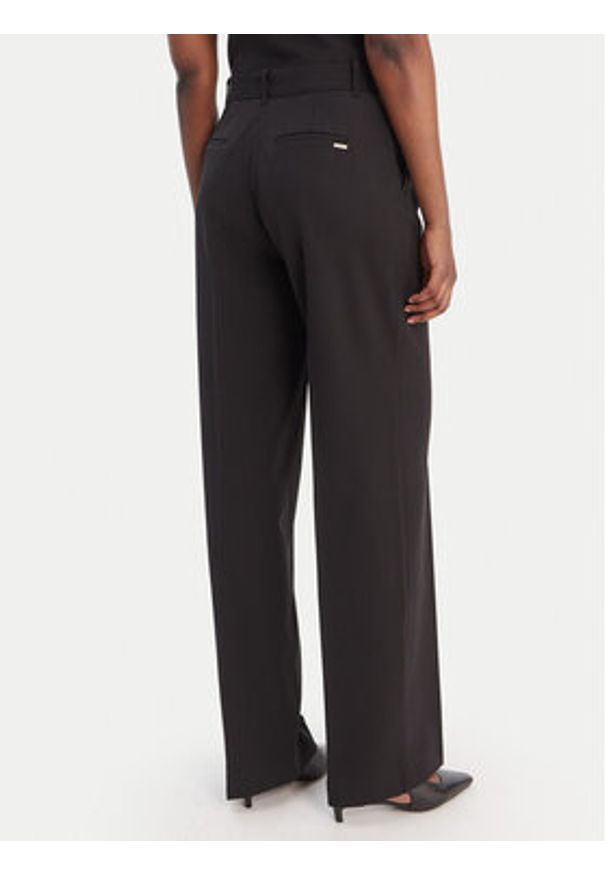 Guess Spodnie materiałowe W6RB02 WH9Y2 Czarny Regular Fit. Kolor: czarny. Materiał: syntetyk