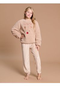 Sinsay - Puszysta świąteczna piżama z reniferem - beżowy. Kolekcja: plus size. Kolor: beżowy. Materiał: welur, tkanina. Długość: długie #1