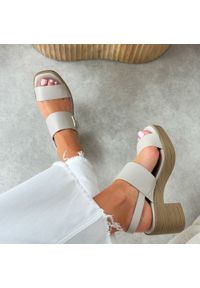 Białe sandały damskie na obcasie M.Daszyński 23126-9. Okazja: na co dzień. Zapięcie: sprzączka. Kolor: biały. Materiał: skóra. Sezon: wiosna, lato. Obcas: na obcasie. Styl: klasyczny, casual, elegancki. Wysokość obcasa: średni #1