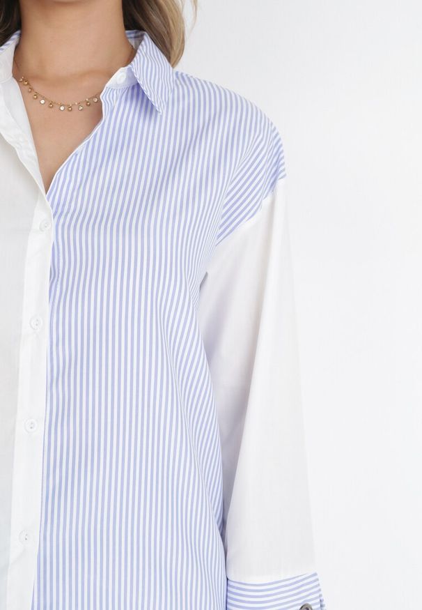 Born2be - Niebiesko-Biała Asymetryczna Koszula w Paski z Kołnierzykiem Aelua. Typ kołnierza: kołnierzyk klasyczny. Kolor: niebieski. Materiał: tkanina. Wzór: paski. Styl: klasyczny