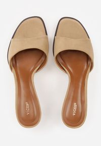 Renee - Beżowe Eleganckie Klapki VICES na Niskiej Szpilce z Imitacji Zamszu Hartar. Kolor: beżowy. Materiał: zamsz. Obcas: na obcasie. Styl: elegancki. Wysokość obcasa: średni #7