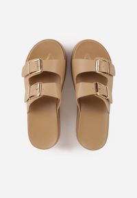 Renee - Ciemnobeżowe Klapki na Platformie Ozdobione Metalicznymi Klamrami Galisiphe. Kolor: beżowy. Wzór: aplikacja. Sezon: wiosna, lato. Obcas: na platformie #5