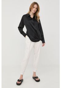 VICTORIA BECKHAM - Victoria Beckham bluzka jedwabna damska kolor czarny gładka. Okazja: na co dzień. Kolor: czarny. Materiał: jedwab. Długość rękawa: długi rękaw. Długość: długie. Wzór: gładki. Styl: casual #5