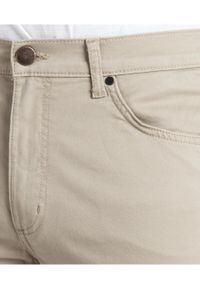 Wrangler - WRANGLER GREENSBORO MĘSKIE SPODNIE MATERIAŁOWE KHAKI W15QOF787 112320815. Kolor: brązowy. Materiał: materiał #4