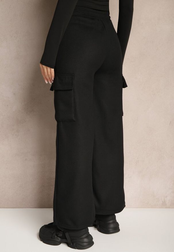 Renee - Czarne Szerokie Spodnie Dresowe Cargo High Waist w Stylu Cargo z Ociepleniem Sevifra. Okazja: na co dzień. Stan: podwyższony. Kolor: czarny. Materiał: dresówka. Długość: długie. Styl: casual