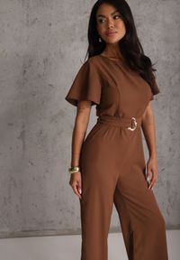 Renee - Brązowy Kombinezon VICES Ozdobiony Paskiem i Klamrą o Nieregularnym Kształcie Metilaeno. Kolor: brązowy. Wzór: aplikacja #4