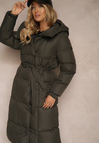 Renee - Ciemnozielona Długa Kurtka z Pikowanymi Przeszyciami Kapturem i Wiązanym Paskiem Zalirra. Okazja: na co dzień. Kolor: zielony. Materiał: dzianina, jeans. Długość: długie. Styl: casual, elegancki #1