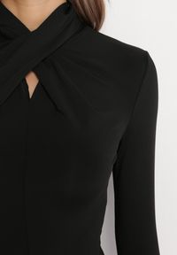 Born2be - Czarna Bluzka z Półgolfem Ozdobiona Drapowaniem Binare. Okazja: na co dzień. Kolor: czarny. Materiał: wiskoza, jeans. Wzór: aplikacja. Styl: klasyczny, casual, elegancki #4