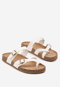 Born2be - Białe Klapki Japonki na Korkowej Podeszwie Zdobione Klamrami Idaliora. Okazja: na plażę. Kolor: biały. Materiał: jeans. Wzór: aplikacja. Sezon: lato #3