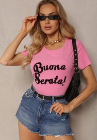 Renee - Różowy Casualowy T-shirt z Bawełny Wykończony Cyrkoniowym Napisem Lavisha. Okazja: na co dzień. Kolor: różowy. Materiał: bawełna. Wzór: napisy. Styl: casual