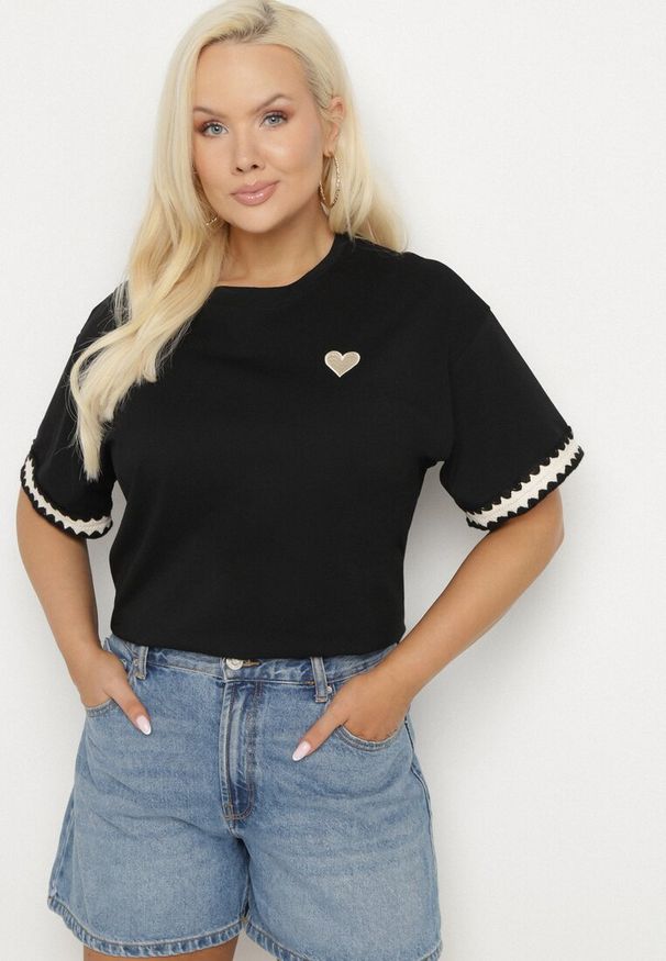 Born2be - Czarny Bawełniany T-shirt o Kroju Oversize ze Zdobieniem przy Rękawach Milatia. Okazja: na co dzień. Kolor: czarny. Materiał: bawełna. Wzór: aplikacja. Styl: elegancki, casual