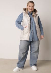 Born2be - Jasnoszara Kamizelka z Nieodpinanym Kapturem i Geometrycznym Pikowaniem Kalousa. Okazja: na co dzień. Kolor: szary. Materiał: jeans, dresówka. Długość rękawa: długi rękaw. Wzór: geometria. Styl: casual, klasyczny #4