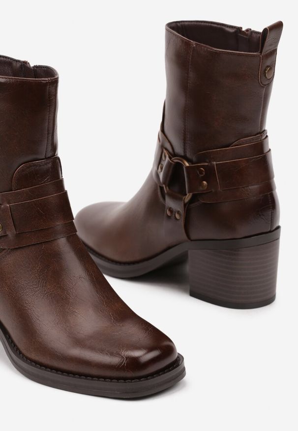 Renee - Ciemnobrązowe Botki na Słupku w Stylu Kowbojek z Klamrami Irivaria. Okazja: na co dzień. Zapięcie: klamry. Kolor: brązowy. Materiał: jeans. Obcas: na słupku. Styl: boho, casual