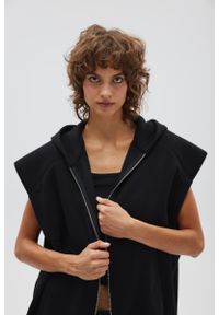 Marsala - Kamizelka z kapturem w kolorze TOTALLY BLACK- SWEVEN-UNI. Okazja: na co dzień. Typ kołnierza: kaptur. Materiał: bawełna, jeans, poliester, dzianina. Styl: casual, elegancki