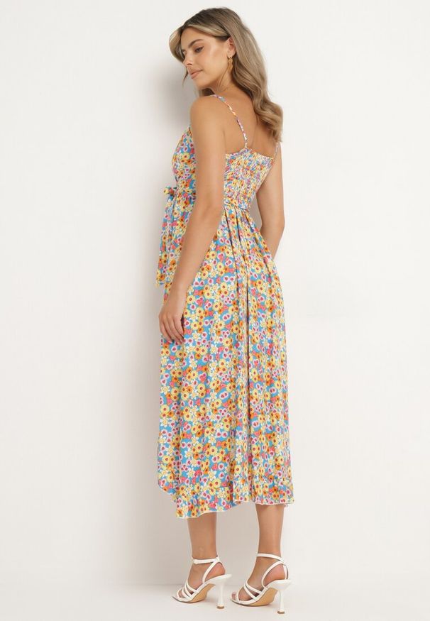 Born2be - Żółta Bawełniana Sukienka na Ramiączkach z Kopertowym Dekoltem i Asymetrycznym Rozcięciem Xiloa. Okazja: na co dzień. Typ kołnierza: dekolt kopertowy. Kolor: żółty. Materiał: bawełna. Długość rękawa: na ramiączkach. Wzór: aplikacja. Typ sukienki: asymetryczne, kopertowe. Styl: casual