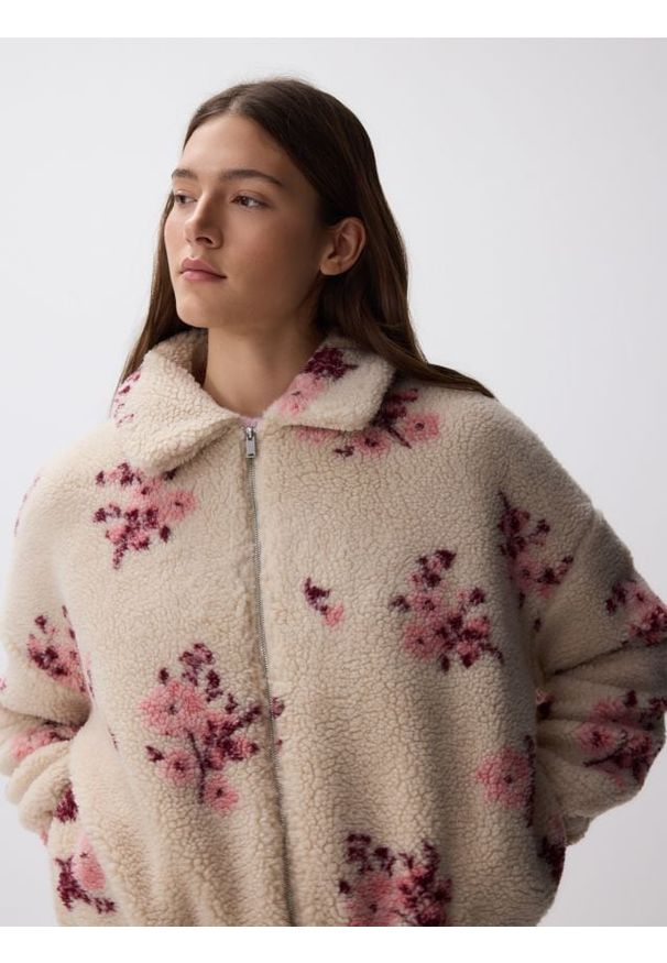 Reserved - Miękka bluza z kołnierzykiem - kremowy. Kolor: kremowy. Materiał: dzianina