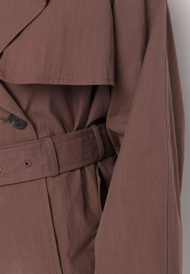 Born2be - Brązowa Krótka Kurtka Typu Trencz o Dwurzędowym Kroju z Paskiem z Klamerką Lannela. Okazja: na co dzień, do pracy. Kolor: brązowy. Materiał: poliester, jeans. Długość: krótkie. Styl: casual, elegancki, klasyczny