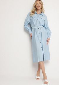 Born2be - Niebieska Wiskozowa Sukienka o Koszulowym Kroju z Paskiem z Klamrą i Kieszeniami Lisavianna. Okazja: do pracy, na co dzień, na spotkanie biznesowe. Kolor: niebieski. Materiał: wiskoza. Długość rękawa: długi rękaw. Typ sukienki: koszulowe. Styl: klasyczny, casual, elegancki, biznesowy #1