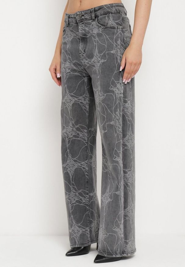 Born2be - Ciemnoszare Bawełniane Jeansy Szerokie w Abstrakcyjny Print Loramiasa. Okazja: na co dzień. Kolor: szary. Wzór: nadruk. Styl: casual