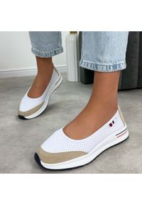 Białe be ażurowane skórzane baleriny damskie T.Sokolski w26-608. Okazja: na co dzień. Nosek buta: okrągły. Kolor: biały. Materiał: skóra. Szerokość cholewki: normalna. Wzór: ażurowy, aplikacja. Sezon: wiosna, lato, jesień. Styl: casual, klasyczny, sportowy #1