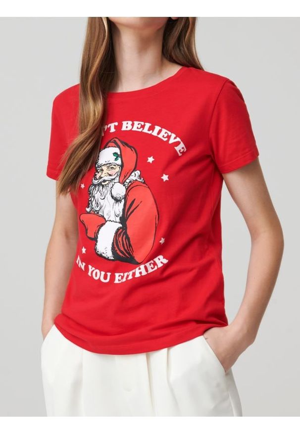 Sinsay - Bawełniana koszulka z nadrukiem świątecznym - czerwony. Kolor: czerwony. Materiał: bawełna. Wzór: nadruk. Styl: wizytowy