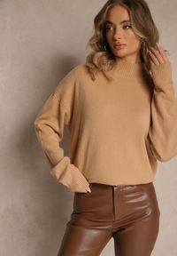 Renee - Ciemnobeżowy Gładki Golf Zdobiony Guzikami przy Dekolcie Rallessa. Okazja: na randkę, na co dzień, na spotkanie biznesowe. Typ kołnierza: golf. Kolor: beżowy. Materiał: jeans. Długość rękawa: długi rękaw. Długość: długie. Wzór: gładki, aplikacja. Styl: klasyczny, casual, elegancki, biznesowy #5