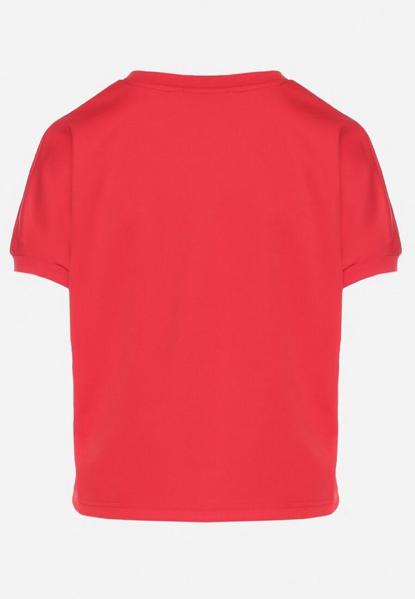 Born2be - Czerwony T-shirt Ozdobiony Napisem Devenee. Okazja: na co dzień. Kolor: czerwony. Materiał: jeans. Wzór: napisy, aplikacja. Styl: casual, klasyczny