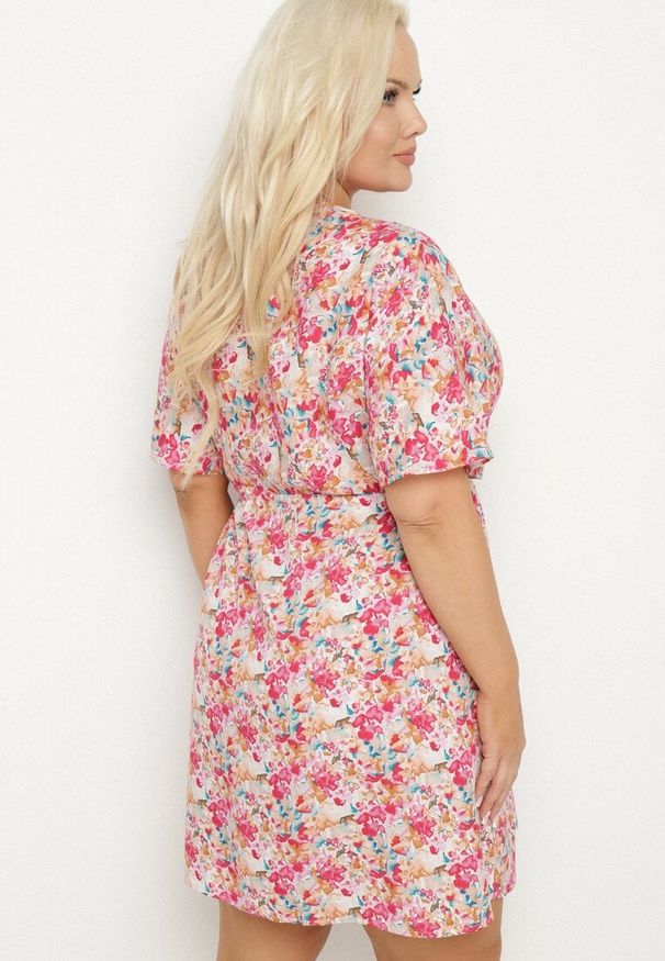 Born2be - Fuksjowa Koszulowa Sukienka z Wiskozą Ozdobiona Wiązaniem Edirilira. Okazja: na co dzień. Typ kołnierza: dekolt w kształcie V. Kolor: różowy. Wzór: aplikacja. Typ sukienki: koszulowe. Materiał: wiskoza. Długość rękawa: krótki rękaw. Sezon: lato. Styl: casual, elegancki, klasyczny