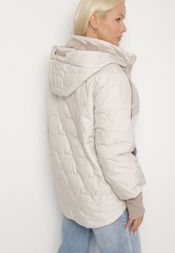 Born2be - Jasnoszara Pikowana Kurtka z Kapturem i Przedłużonym Tyłem Tulunia. Okazja: na spacer. Typ kołnierza: kaptur. Kolekcja: plus size. Kolor: szary. Materiał: jeans. Wzór: aplikacja. Styl: elegancki