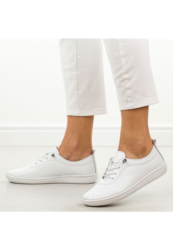 Białe skórzane półbuty damskie T.Sokolski 2023. Okazja: na co dzień. Nosek buta: okrągły. Kolor: biały. Materiał: skóra. Szerokość cholewki: normalna. Sezon: jesień, wiosna. Styl: klasyczny, casual