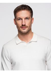 Ombre Clothing - Sweter męski polo z haftem na piersi – biały V2 - Rozmiar: XXL. Okazja: na co dzień. Typ kołnierza: polo. Kolor: biały. Materiał: dzianina, tkanina, bawełna, nylon, prążkowany. Wzór: haft. Styl: klasyczny, casual, elegancki #1