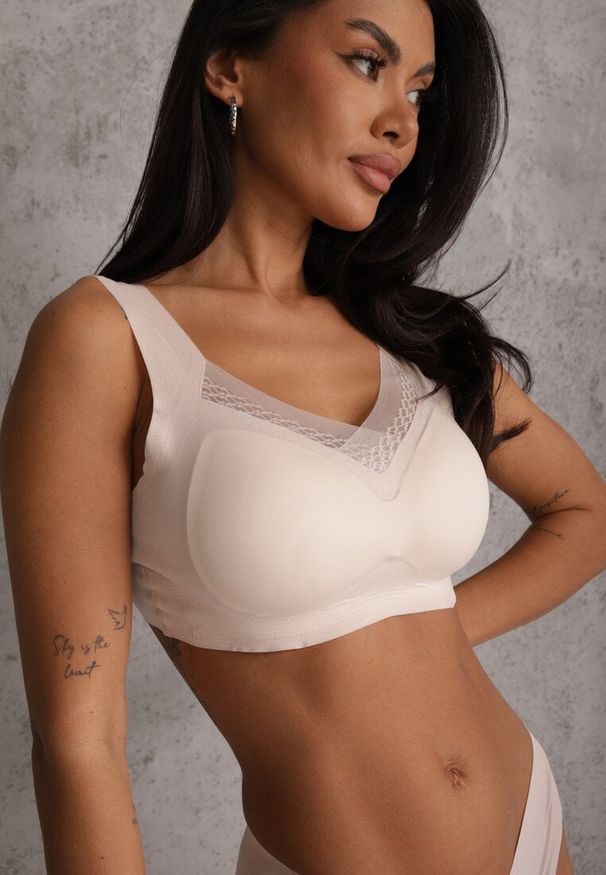 Renee - Beżowy Sportowy Biustonosz z Usztywnieniem Ozdobiony Siateczkową Wstawką Edalissa. Kolor: beżowy. Rodzaj stanika: wyciągane miseczki. Wzór: aplikacja