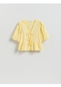 Reserved - Muślinowa bluzka z wiązaniem - jasnożółty. Kolor: żółty. Materiał: tkanina, bawełna. Styl: klasyczny #1