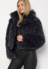 Born2be - Granatowa Krótka Kurtka Futerko z Wysokim Kołnierzem i Długim Włosiem Lanalia. Okazja: na co dzień, na spacer. Kolor: niebieski. Materiał: futro. Długość: krótkie. Styl: casual #3