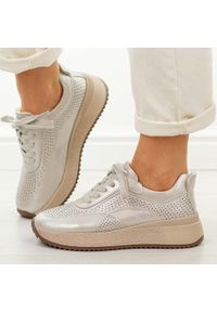 Złote skórzane sneakersy damskie M.Daszyński Ol39-4. Okazja: na co dzień. Nosek buta: okrągły. Zapięcie: sznurówki. Kolor: złoty. Materiał: skóra. Szerokość cholewki: normalna. Sezon: wiosna, jesień, lato. Styl: casual, elegancki, sportowy, klasyczny #1