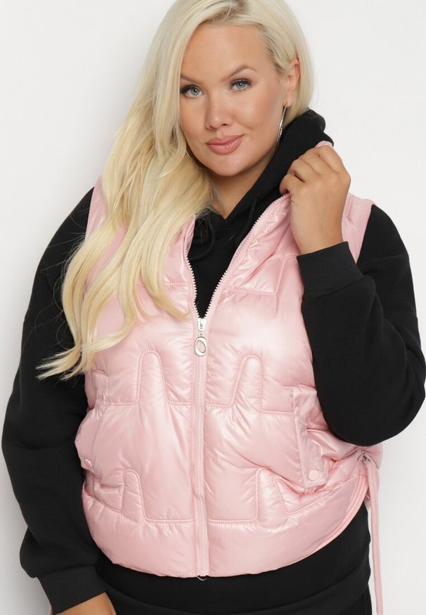 Born2be - Różowa Kamizelka Pikowana z Wysokim Kołnierzem i Kieszeniami Irinae. Okazja: na spotkanie biznesowe, na co dzień. Kolor: różowy. Materiał: jeans. Styl: casual, biznesowy