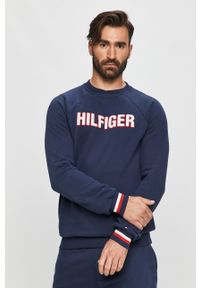 TOMMY HILFIGER - Tommy Hilfiger - Bluza. Okazja: na co dzień. Typ kołnierza: bez kaptura. Kolor: niebieski. Materiał: bawełna, poliester, materiał, dzianina. Wzór: aplikacja. Styl: casual #1