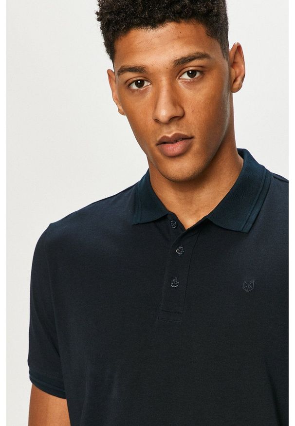 Premium by Jack&Jones - Polo. Okazja: na co dzień. Typ kołnierza: polo. Kolor: niebieski. Materiał: dzianina. Długość: krótkie. Wzór: gładki. Styl: casual