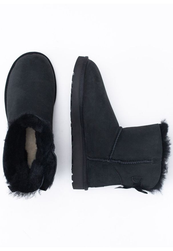 Ugg - Buty zimowe damskie UGG W Mini Bailey Bow II. Okazja: na plażę, na co dzień. Wysokość cholewki: przed kostkę. Kolor: czarny. Materiał: zamsz, materiał, wełna. Szerokość cholewki: normalna. Wzór: aplikacja. Sezon: zima. Styl: młodzieżowy, elegancki, casual, klasyczny