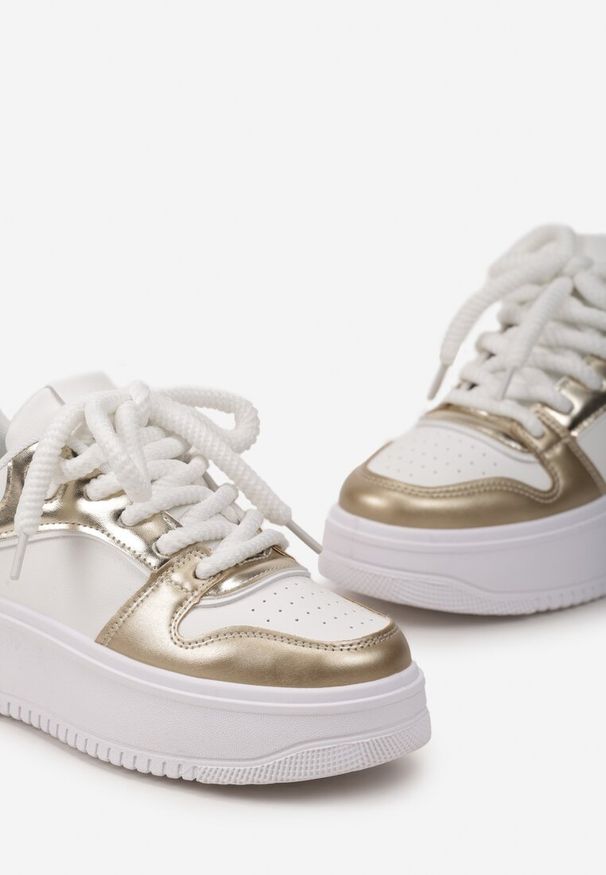 Born2be - Biało-Złote Sneakersy na Grubej Podeszwie z Licznymi Wstawkami na Cholewce Lairemea. Kolor: biały. Szerokość cholewki: normalna