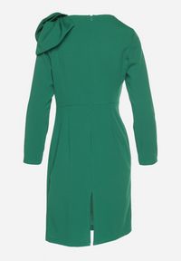 Born2be - Ciemnozielona Dopasowana Sukienka Koktajlowa Ozdobiona Kokardą i Rozcięciem na Linnaea. Okazja: na co dzień. Typ kołnierza: kokarda. Kolor: zielony. Wzór: aplikacja. Typ sukienki: dopasowane. Styl: wizytowy #3