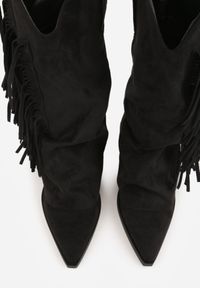 Born2be - Czarne Botki Typu Kowbojki na Obcasie z Wywiniętą Cholewką i Frędzlami Uemiris. Okazja: na co dzień. Kolor: czarny. Materiał: skóra, jeans. Szerokość cholewki: normalna. Wzór: gładki. Obcas: na obcasie. Styl: casual. Wysokość obcasa: średni #4
