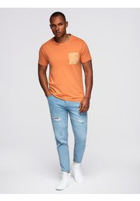 Ombre Clothing - T-shirt męski bawełniany z printowaną kieszonką – pomarańczowy V3 - Rozmiar: XL. Kolor: pomarańczowy. Materiał: bawełna. Wzór: nadruk. Styl: elegancki